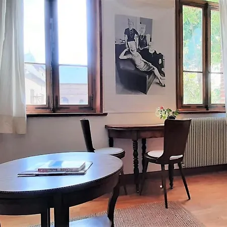 Independant Dans Maison-atelier Apartment